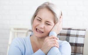 אישה סובלת מכאבי אוזניים
